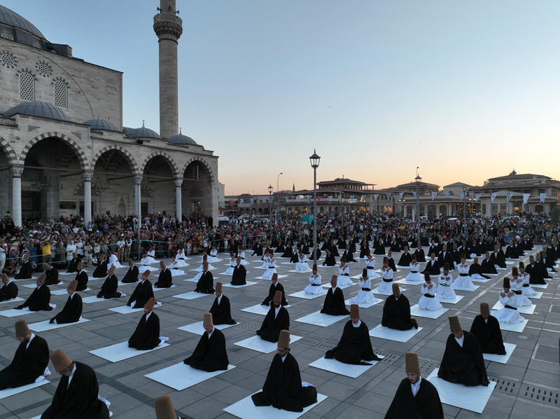 Mevlana'nın huzurunda 250 semazen aynı anda sema icra etti