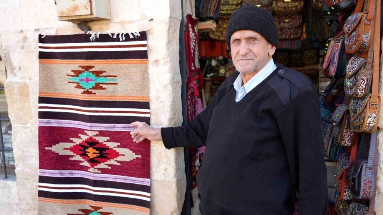 Yaşasın Gelenek Teknolojiye Meydan Okuyan 81 Yaşındaki Kilim Ustası Teknolojiye Direniyor!
