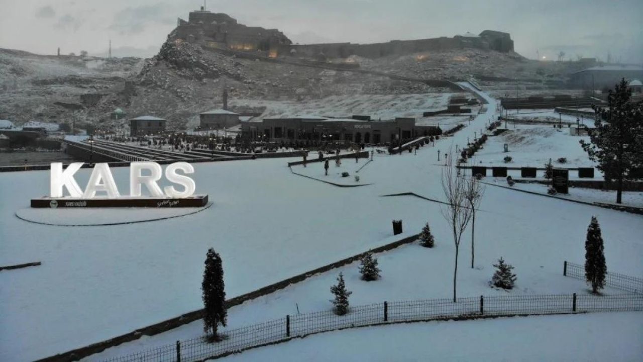 Karın Büyülü Dansı: Kars'ın Sisli Güzelliğinde Kaybolan Tarihi Zenginlikler!